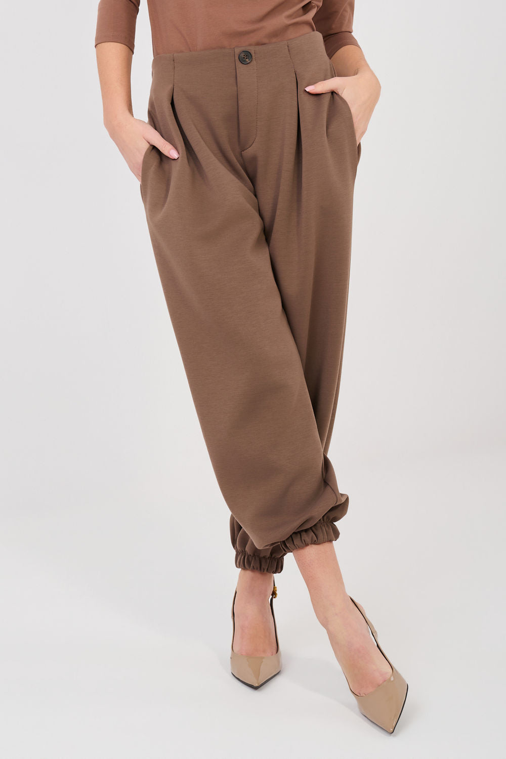 Pleated elastic trousers
