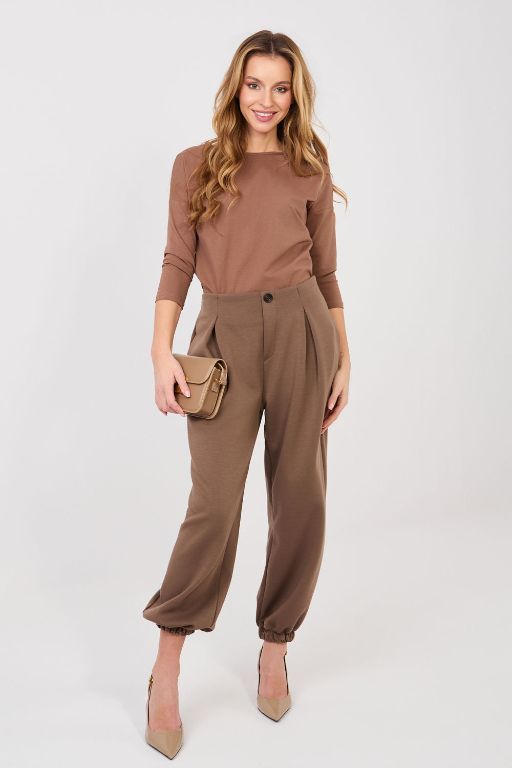 Pleated elastic trousers