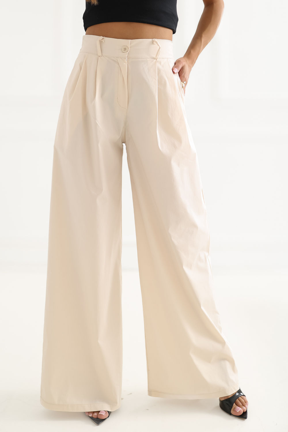 Green pleated trousers