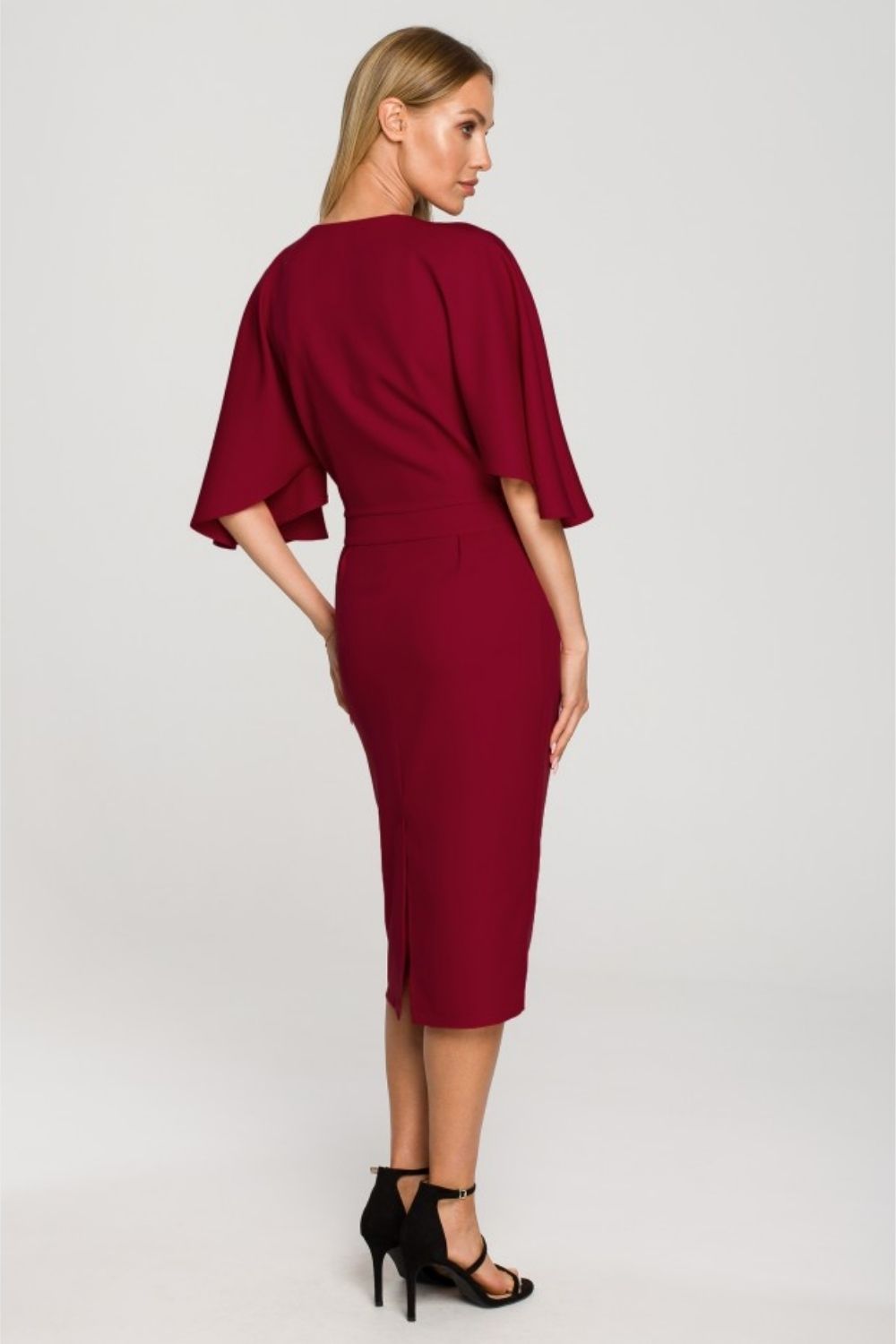 Knee-length fitted cocktail dress