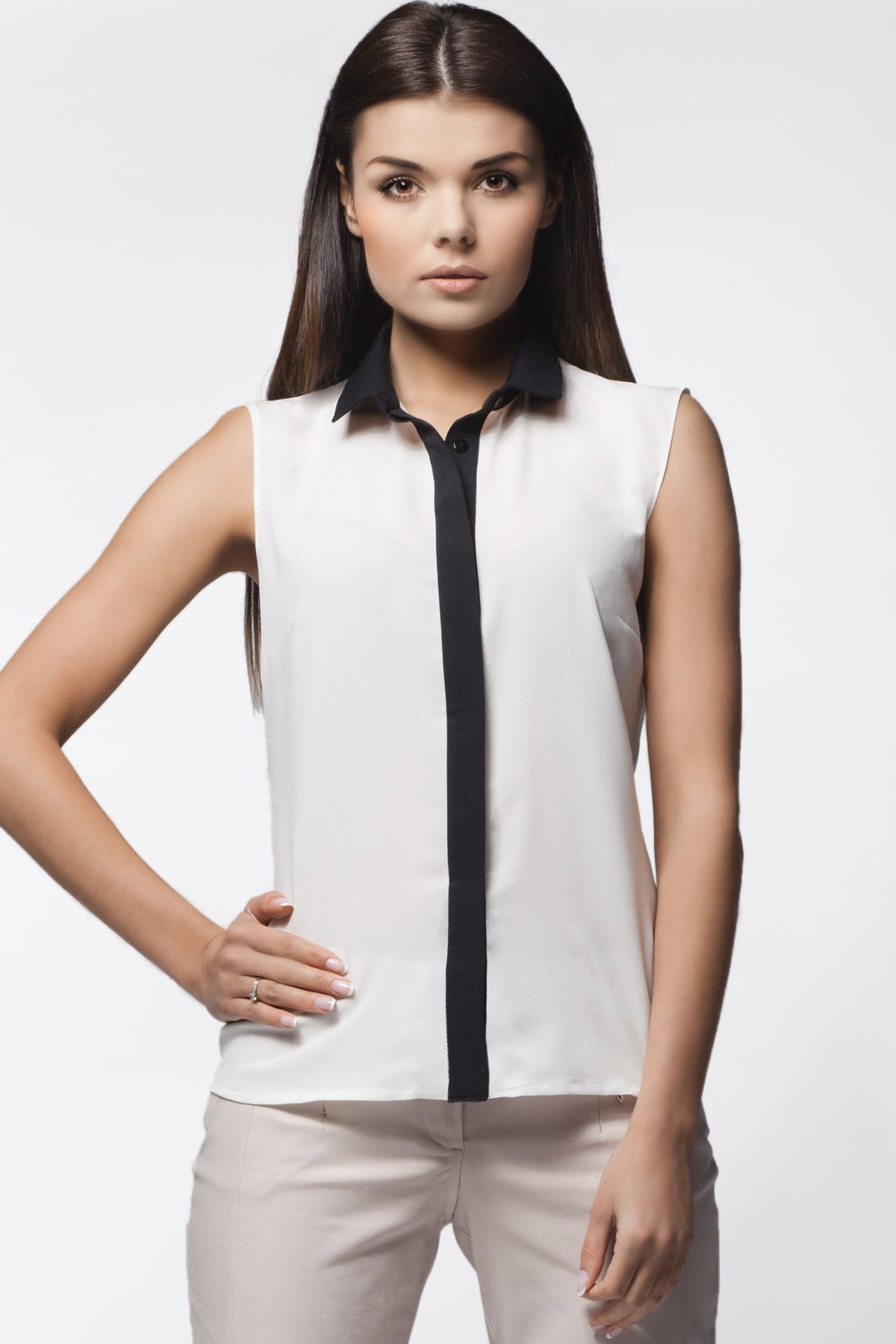 Pleated sleeveless shirt