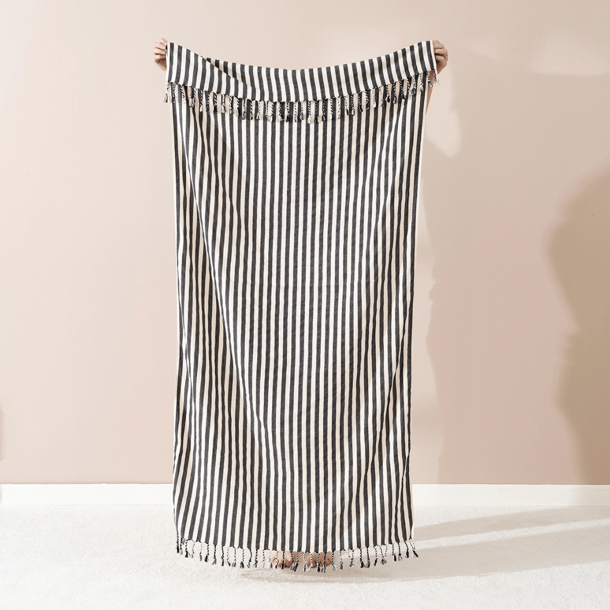 Svartrandig strandhandduk